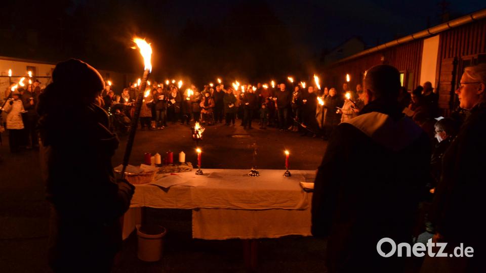 Pater Witold aus dem Kloster St. Felix zelebrierte die Weihnachtsandacht in der Notunterkunft Schustermooslohe. Bild: hcz
