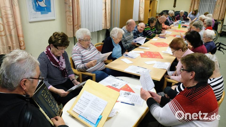 Eifrig probten zirka 30 Seniorinnen und Senioren des Caritas-Altenheimes St. Josef in Pressath mit „Animateur“ Günther Hösl (links) die Wiegenlieder ein, die am Heiligen Abend in der Hauskapelle gesungen werden. Bild: do