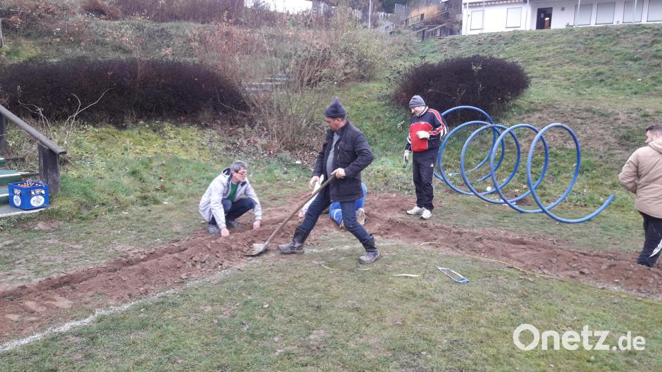 Arbeitsdienst der Mitglieder der SpVgg Windischeschenbach. Bild: exb