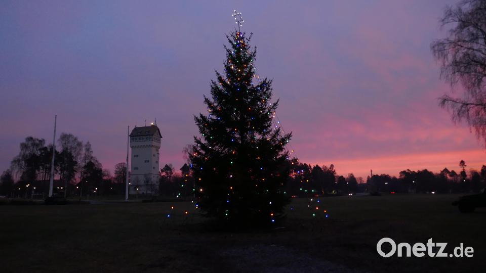 Weihnachtsbaum in den Towerbarracks im Morgenrot vor dem Wasserturm. Bild: mor