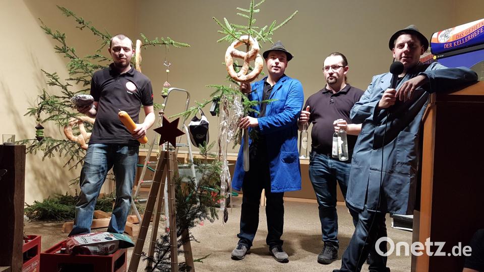 Ein lässiger Versteigerer: Wortgewandt bringt Felix Schraml (rechts) vom Brennholz bis zum Zollstock alle Sachpreise und Gutscheine an den Mann, die Frau oder den Verein. Die erste Christbaumversteigerung der Katholischen Landjugend nach sechs Jahren Pause sorgt für ein überfülltes Pfarrheim. Bild: hzi