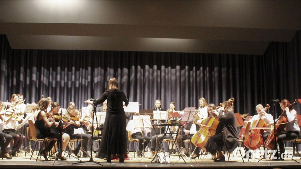 Das Orchester unter Leitung von Stefanie Heinrich führt Ausschnitte aus dem „Concerto grosso op. 8/6“ von Arcangelo Corelli auf. Bild: mri