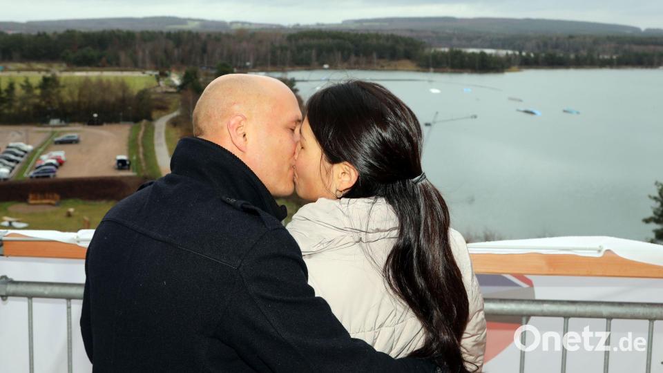 Ein Küsschen auf die gemeinsame Zukunft. Der gebürtige Wackersdorfer Andreas Götz hat seiner Freundin Anna Manuson auf der Erlebnisholzkugel am Steinberger See einen Antrag gemacht Bild: Gerhard Götz