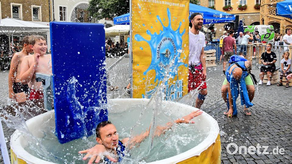 Im Juli verwandelt sich der ganze Amberger Marktplatz in einen Wasserspielplatz: Beim Watersplash-Event zwischen Rathaus und Basilika hieß es: rutschen für den guten Zweck. Bild: Hartl