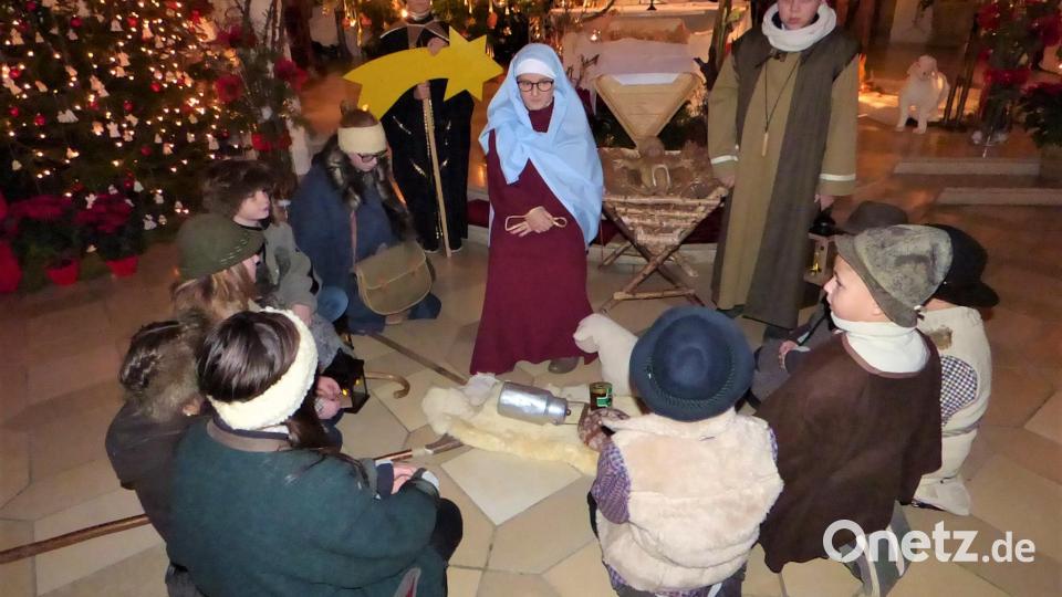 Die Hirten verbrachen die Nacht auf freien Feld, als ihnen die Engel die Geburt des Heilands verkündeten. 23 Kinder führten wieder ein beeindruckendes Krippenspiel in der schön dekorierten Stadtpfarrkirche auf und erhielten großen Beifall. Für die besinnliche Stunde und ihre sehr gut einstudierten Rollen dankte ihnen Stadtpfarrer Edmund Prechtl. Bild: mng