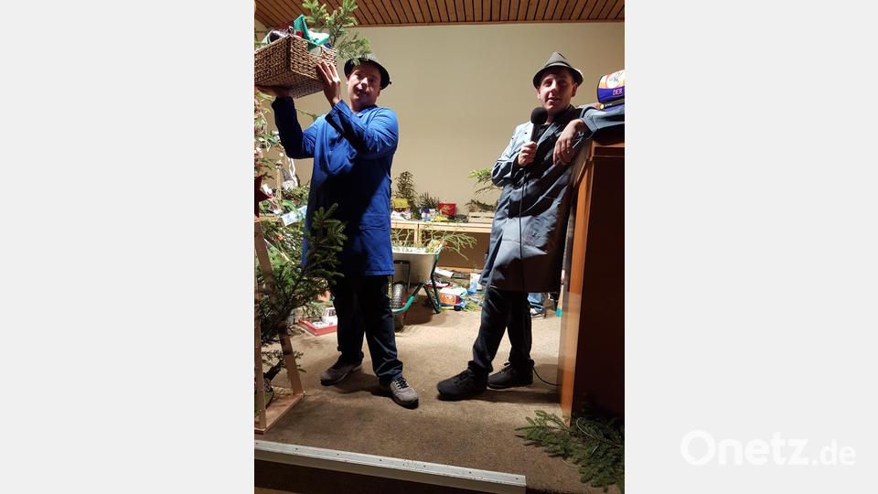 Jens Dahl und Felix Schraml in Aktion zu Beginn der Christbaumversteigerung. Bild: hzi