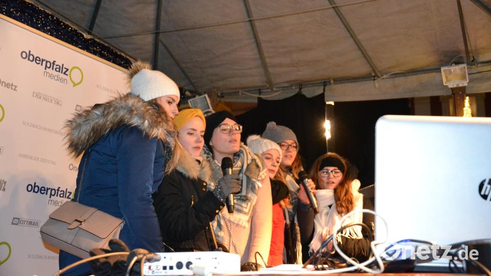 Karaoke am Weihnachtsmarkt begeistert Sänger und Zuhörer in Amberg und ist Kult. Bild: Enrico Hanf
