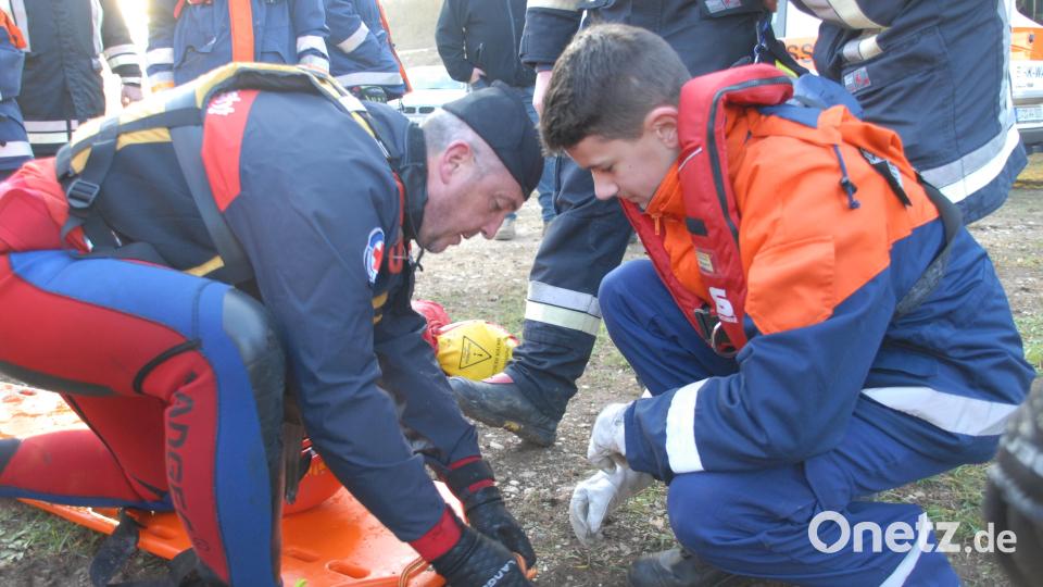 Konten und Stiche - das Handwerkszeug eines jeden Feuerwehrmanns werden auch bei der Wasserrettung benötigt Bild: pop