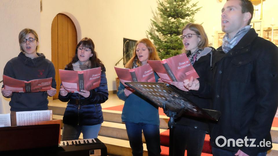 Die Gruppe „Zeitlos“ mit (von links) Anna Pröls, Julia Heinrich, Lisa Fenchl, Maria und Daniel Markgraf (Leiter) glänzten mit dreistimmig gesetztem klassischen sowie modernen geistlichen Liedgut. Bild: ohr
