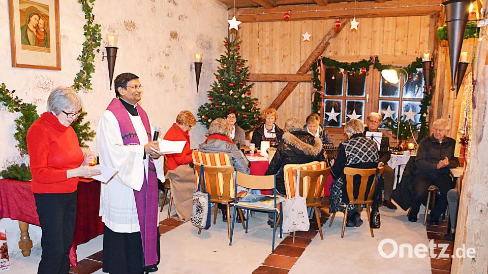 Festlich und gemütlich zugleich ist die Scheune bei der Adventsandacht eingerichtet. Bild: ü