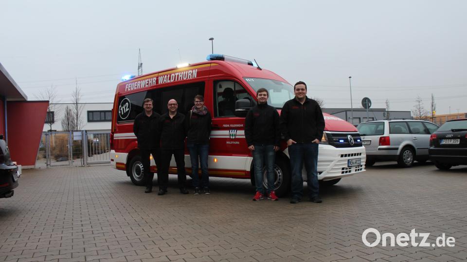 Josef Pflaum senior, Kreisbrandmeister und zweiter Kommandant Alexander Kleber, zweite Vorsitzende Kerstin Wittmann, Jugendsprecher Valentin Reil und Gruppenführer Andreas Holfelner (von links) holten am Mittwoch das neue Mehrzweckfahrzeug in Forchheim ab. Bild: fla