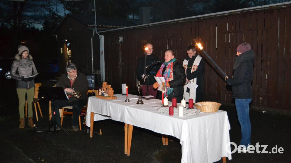 Ursula Barrois (Dritte von rechts) begrüßte die zahlreichen Gäste bei der Weihnachtsfeier in der Notunterkunft Schustermooslohe. Links im Bild: Chiara Romanini und Herbert Schmid (Arbeit& Leben). Bild: hcz
