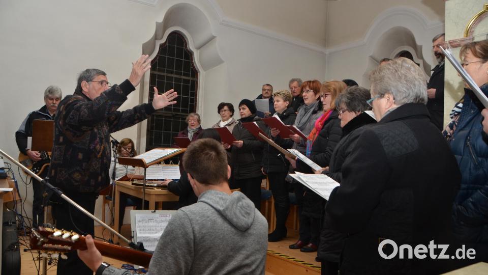 Der Kirchenchor unter Leitung von Heribert Kett wurde von vier Instrumentalisten unterstützt und entführte die Zuhörer unter anderem nach Bethlehem. Bild: dob