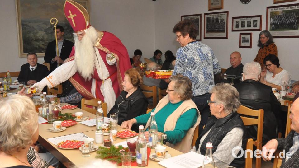 Der Nikolaus beschenkt die Patienten der BRK-Hauskrankenpflege. Bild: dob