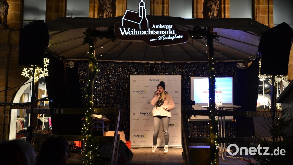 Karaoke am Weihnachtsmarkt begeistert Sänger und Zuhörer in Amberg und ist Kult. Bild: Enrico Hanf