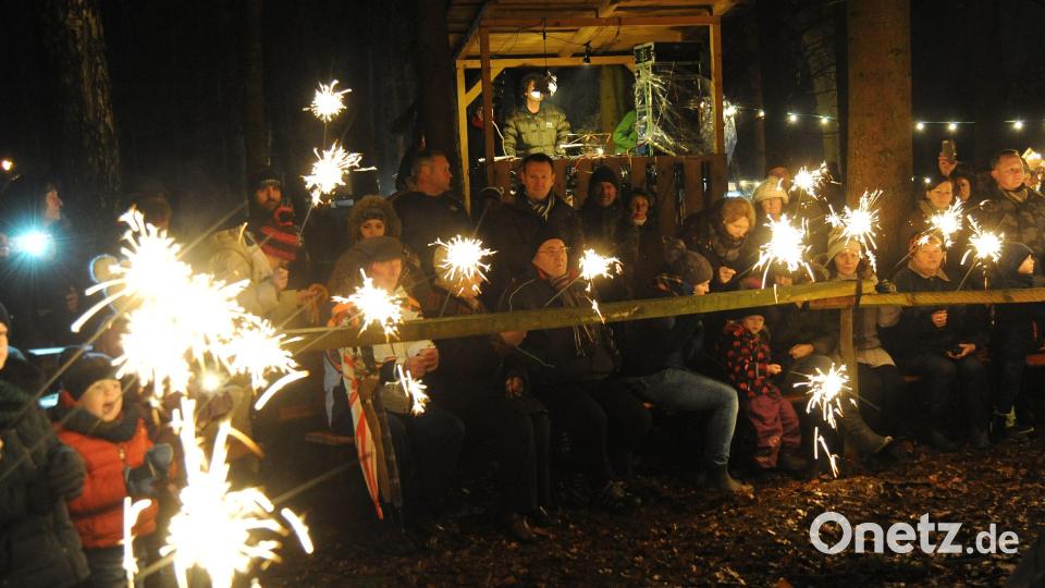 Unzählige Wunderkerzen und das gemeinsam gesungene „Stille Nacht“ machen die Sorghofer Waldweihnacht, leider ohne Schnee, aber glücklicherweise auch ohne Regen, zu einem besinnlichen Erlebnis. Bild: gf