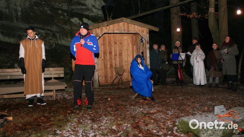 Organisiert wird die traditionelle Waldweihnacht von der Fuchsmühler Bergwacht. Bereitschaftsleiter Wolfgang Hartung übernahm die Begrüßung am Hackelstein. Bild: wro