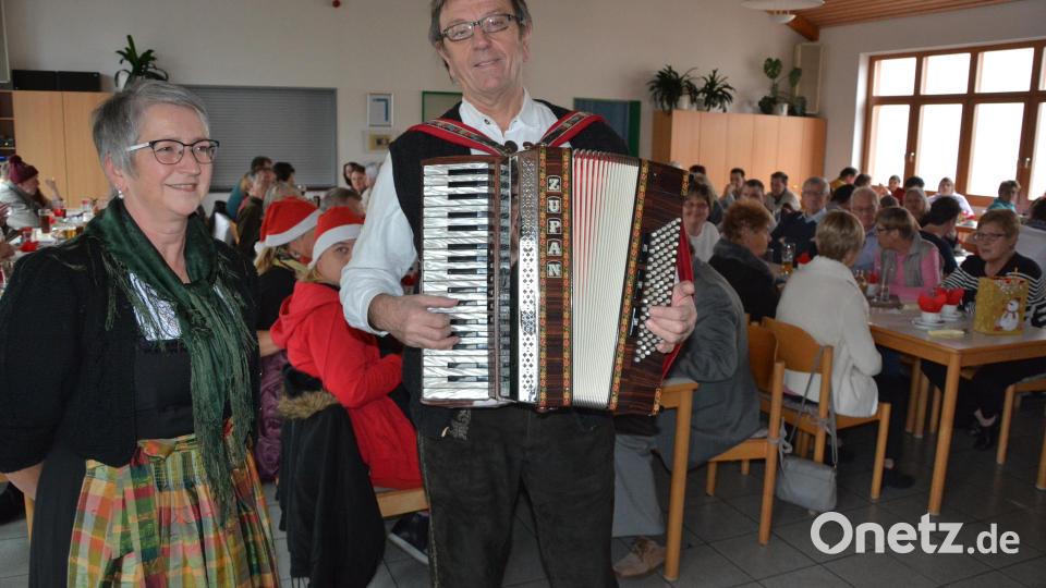 Das Duo „Wiesawie“ umrahmte die Feier in der Behindertenwerkstätte musikalisch. Bild: jr