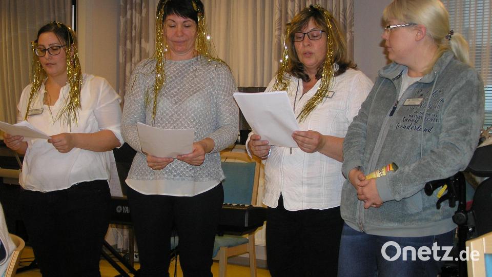 Begleitet von Nina Reinke an der Hammondorgel begeisterten Katrin Filbinger, Jana Daubner, Siegbert Filbinger und Julia Daubner die Senioren mit ihrem Gesang. Bild: öt