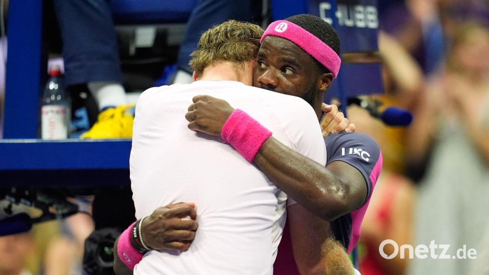Frances Tiafoe (r) tröstet den weinenden Alex Michelsen. Bild: Yuki Iwamura/AP/dpa