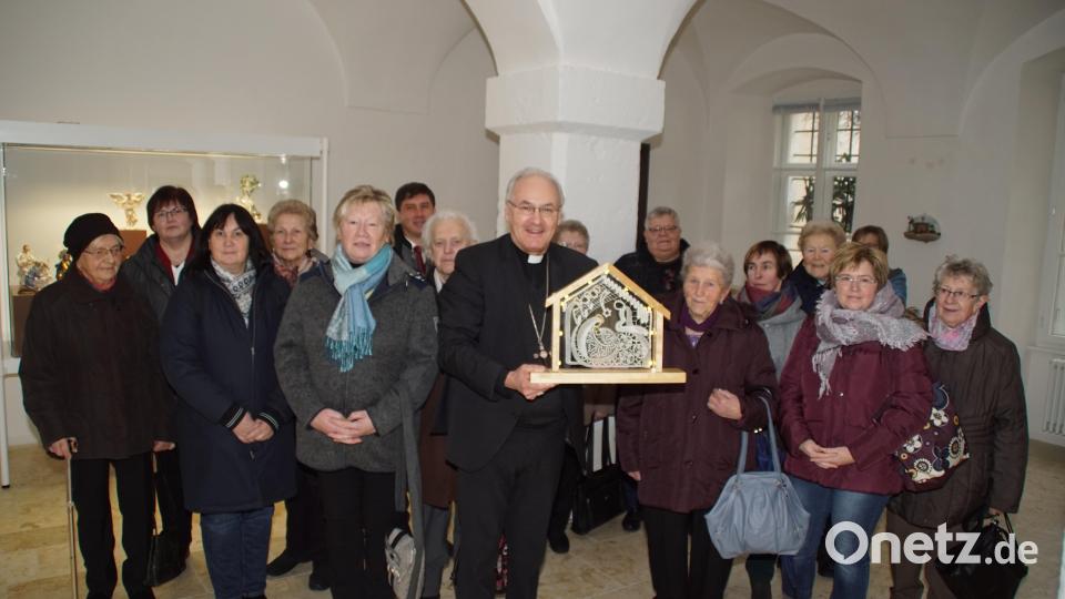 Die Frauen des Klöppelkreises Schönsee-Stadlern-Tiefenbach übergeben im Bischöflichen Ordinariat an Diözesanbischof Dr. Rudolf Voderholzer eine geklöppelte Weihnachtskrippe. Mit dabei in Regensburg waren Bürgermeisterin Birgit Höcherl (Dritte von links) und Stadlerns Bürgermeister Gerald Reiter (Sechster von links). Bild: mmj