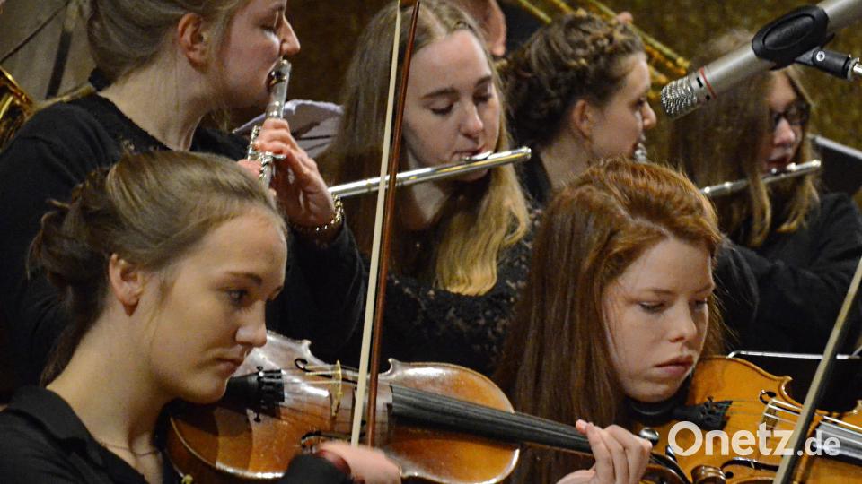Das Schulorchester spielt "Winter Winds" nach einem Arrangement von Katharina Scharnagl. Bild: Kunz