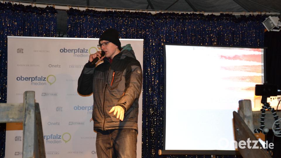 Karaoke am Weihnachtsmarkt begeistert Sänger und Zuhörer in Amberg und ist Kult. Bild: Enrico Hanf