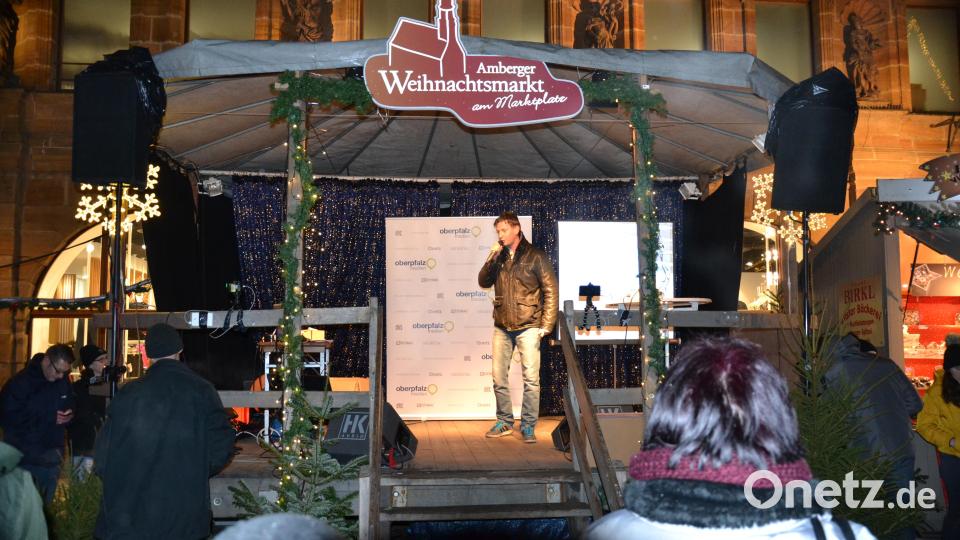 Karaoke am Weihnachtsmarkt begeistert Sänger und Zuhörer in Amberg und ist Kult. Bild: Enrico Hanf