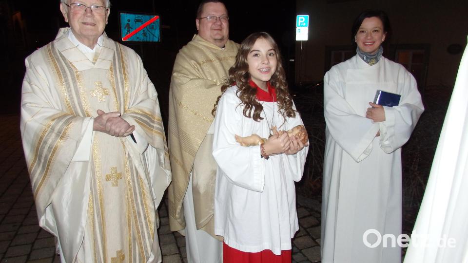 Eine besondere Aufgabe: Maria darf das Christkind zum Altar tragen. Bild: wrt