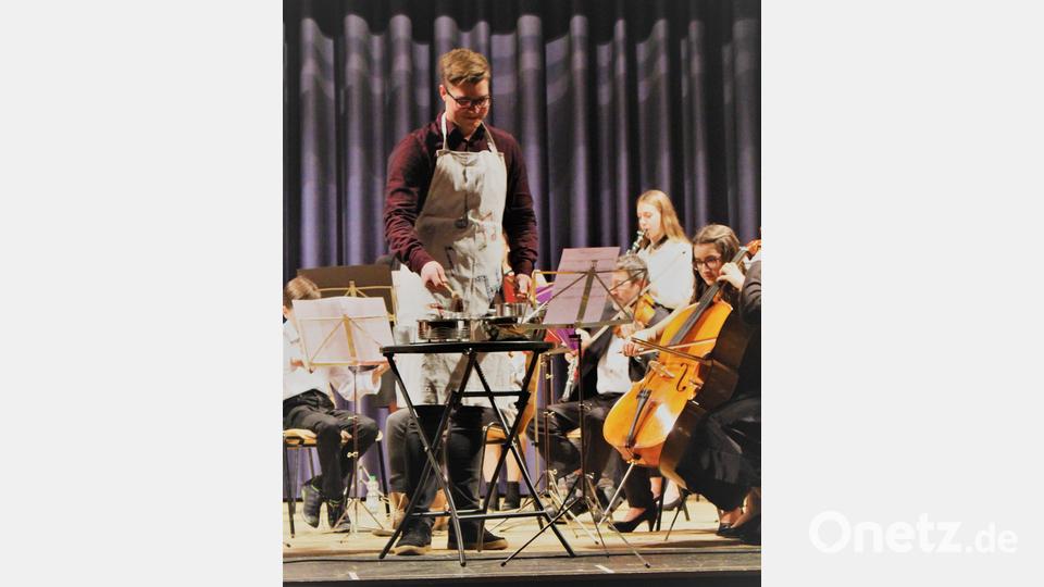 Aaron Schulz spielt „Christmas in the kitchen“ auf verschiedenen Töpfen und Gläsern Bild: mri