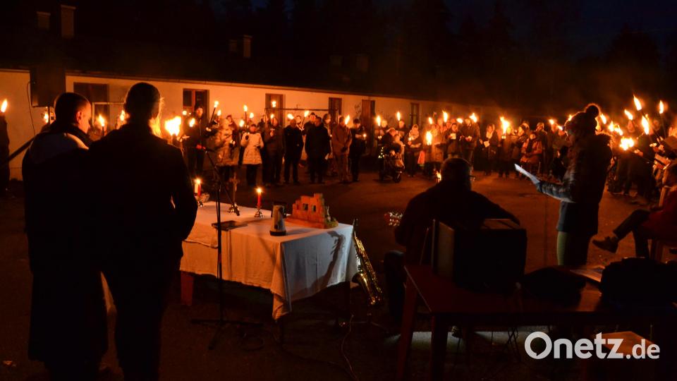 Chiara Romanini (rechts) und Herbert Schmid gestalteten die Weihnachtsandacht der "Initiative" musikalisch. Bild: hcz