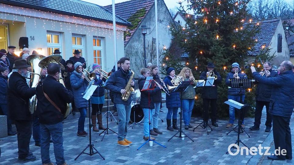 Weihnachtliche Klänge und jazzige Stücke interpretiert die Blaskapelle Etzenricht. Bild: fam