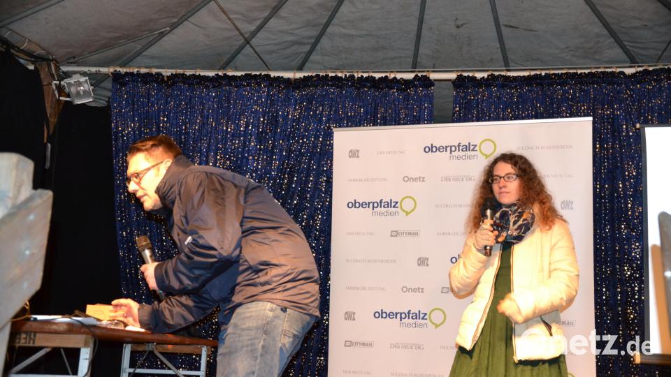 Karaoke am Weihnachtsmarkt begeistert Sänger und Zuhörer in Amberg und ist Kult. Bild: Enrico Hanf
