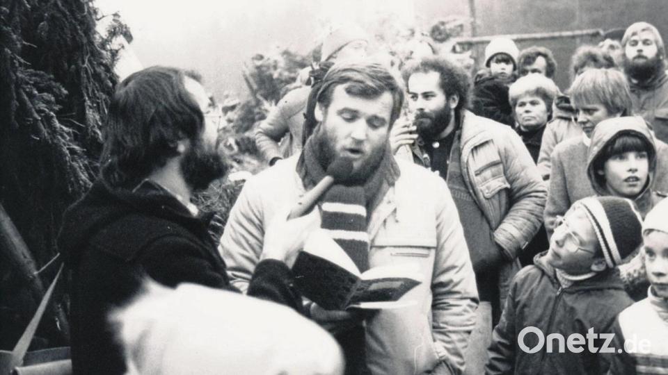 Damals vor 33 Jahren: Die Autoren Fritz Brandl (links) aus Amberg und Harald Grill aus Wald bei Roding lesen an Heiligabend 1985 im WAA-Hüttendorf aus ihren schriftstellerischen Arbeiten. Ein Weihnachten, das beide nie vergessen werden. Bild: Beate Seitz-Weinzierl