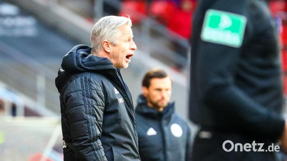 FCI-Trainer Jens Keller schreit sich den Mund vergeblich schief. Bild: Jahn Regensburg