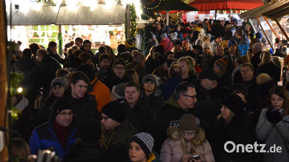 Karaoke am Weihnachtsmarkt begeistert Sänger und Zuhörer in Amberg und ist Kult. Bild: Enrico Hanf