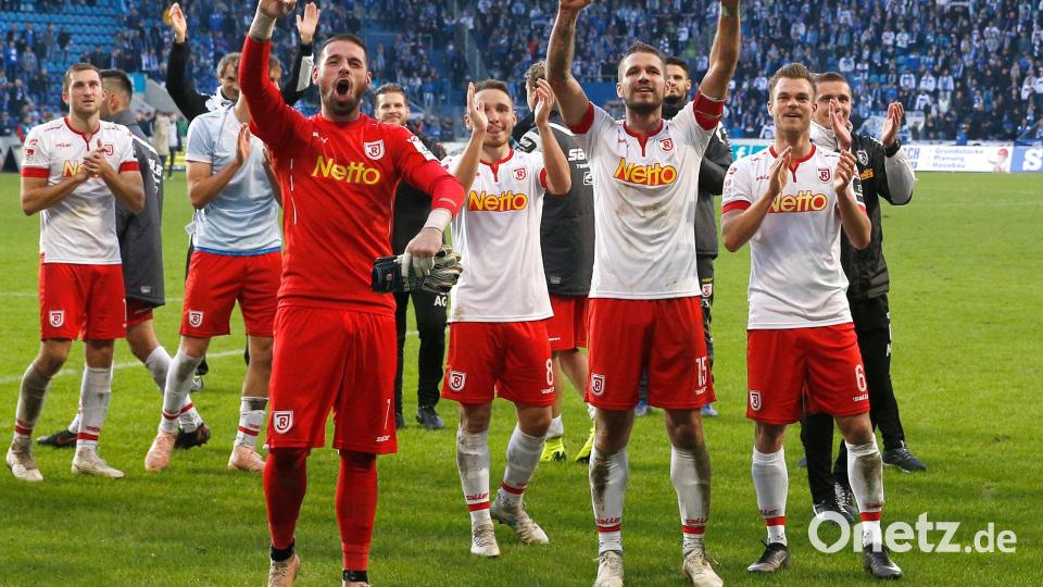 Top: Der SSV Jahn Regensburg. Mit relativ bescheidenen Mitteln, einem exzellenten Scoutingsystem sowie einem mitreißenden wie prägenden Spielstil mischen die Oberpfälzer im zweiten Jahr in Folge die 2. Bundesliga auf. Vor Coach Achim Beierlorzer und Co. kann man nicht oft genug den Hut ziehen. (Fabian Leeb) Bild: Joachim Sielski/dpa