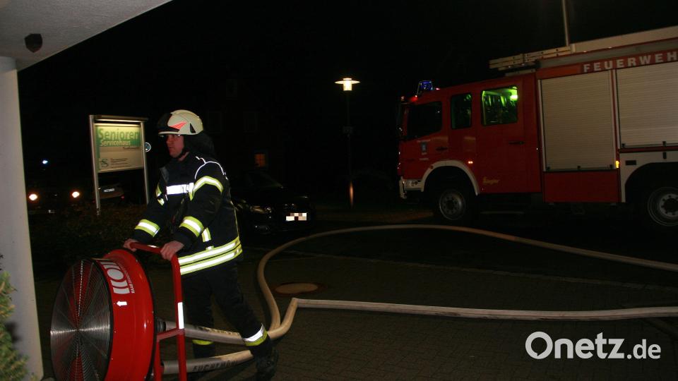 Die Feuerwehr Fuchsmühl belüftet das Senioren-Servicehaus. Bild: wro