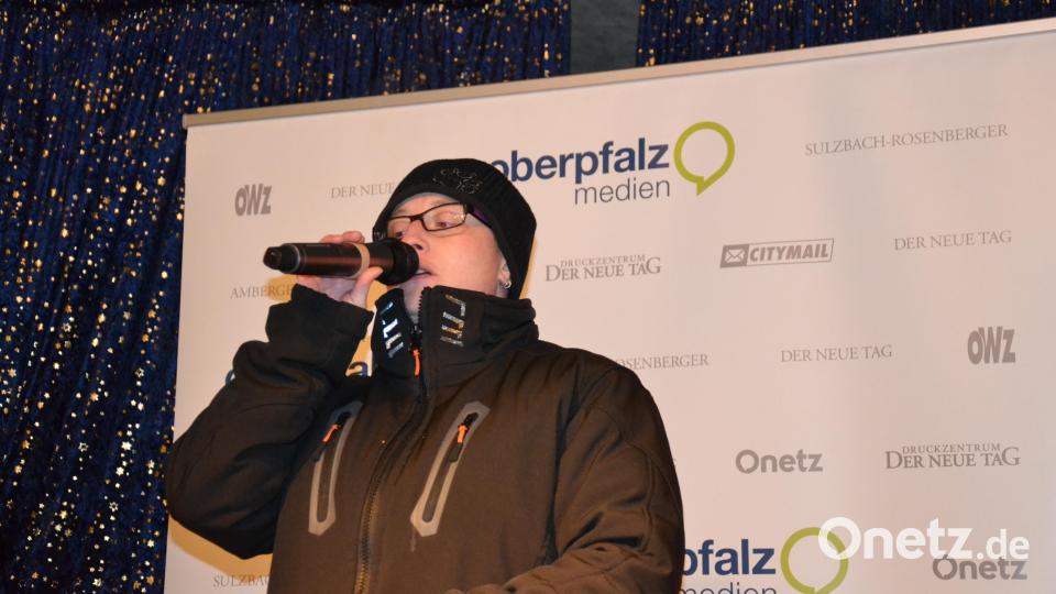Karaoke am Weihnachtsmarkt begeistert Sänger und Zuhörer in Amberg und ist Kult. Bild: Enrico Hanf