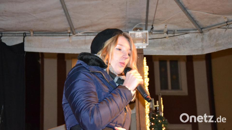 Karaoke am Weihnachtsmarkt begeistert Sänger und Zuhörer in Amberg und ist Kult. Bild: Enrico Hanf