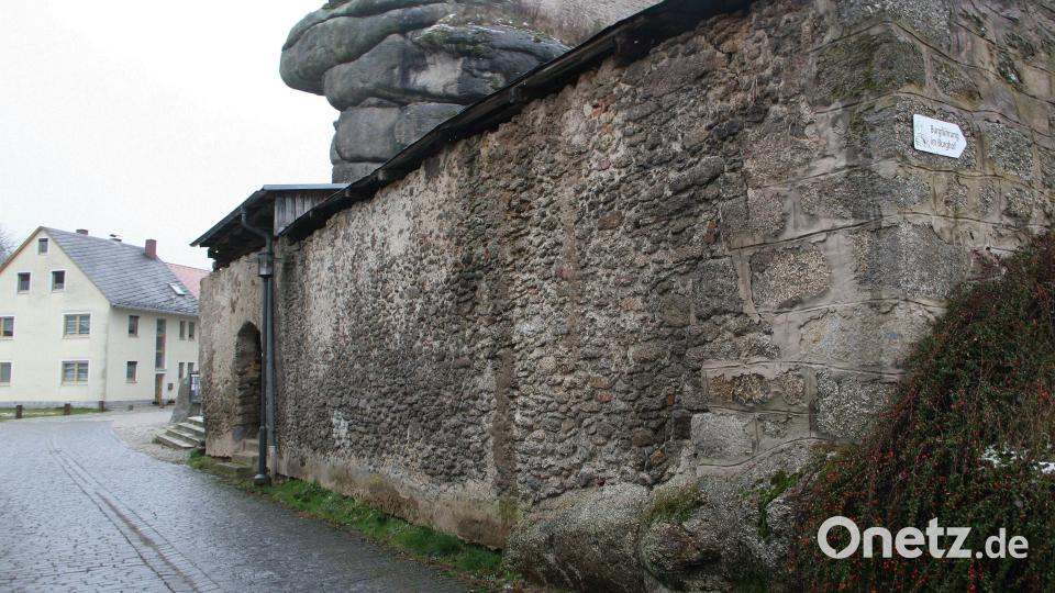 Bereits ins Auge gefasst hat der Markt Falkenberg die Revitalisierung des Gewölbekellers in der Schwaige am Fuße der Burg. Bild: wro