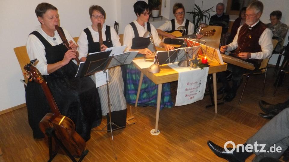Die Birgländer Stubenmusik und ihre Sängerinnen bereichern die besinnliche Stunde der evangelischen Kirchengemeinde. Bild: ibj