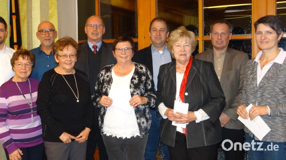 Den Helfern bei der Altkleider- und Altpapiersammlung und in der Sammelstelle ist es vor allem zu verdanken, dass die Kolpingsfamilie Spenden in Höhe von 5000 Euro verteilen kann (von links): Johannes Sellmeyer (HvO), Erika Papp (Hospiz), Vorsitzender Siegfried Schorner, Helga Roderer (Hospiz), Eduard Freisinger (Jura-Werkstätten), Bärbel Birner (Africa Luz), Holger Hassel (SOS-Kinderdorf), Waltraud Frieser (SkF), stellvertretender Vorsitzender Lothar Meier und Irmgard Sellmeyer (Caritas-Sozialstation und Obst- und Gartenbauverein). Bild: u
