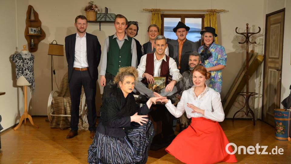 Die Premiere ist gelungen: Die Schauspieler und Regisseur Christian Gnan (stehend links) freuen sich über den tosenden Applaus der Zuschauer. Bild: fdl