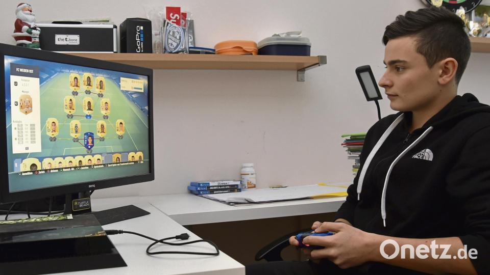 Auch der 15-jährige Weidener Max Wittmann ist in den nächsten Tagen öfters an der Playstation anzutreffen. In den Weihnachtsferien hat der Schüler mehr Zeit, mit seinen Freunden zu zocken. Bild: Alfred Schwarzmeier