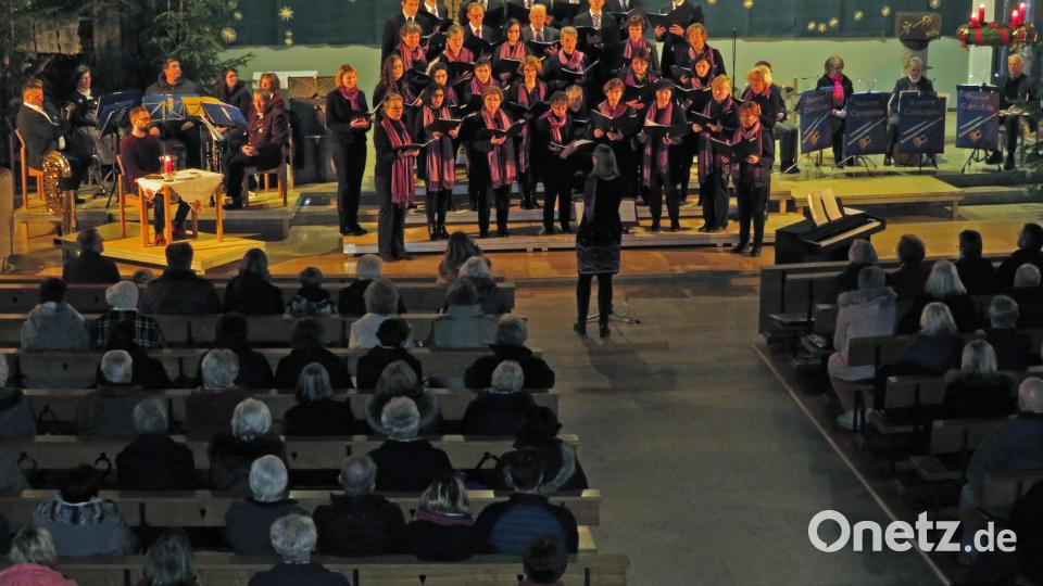 Adventliche Musik in der Pfarrkirche stimmt die Besucher auf Weihnachten ein. Bild: adj