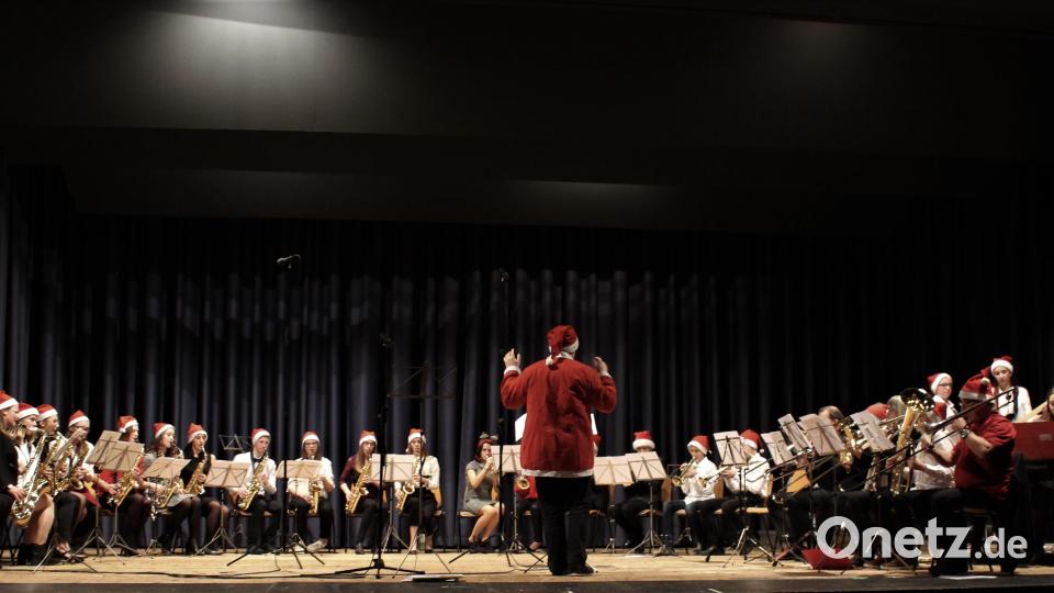 Die Big Band unter Leitung von Hermann Heinrich spielt unter anderem „All I want for christmas is my two front teeth“ und „Christmas tree ride“. Die Weihnachtsmütze darf da nicht fehlen. Bild: mri