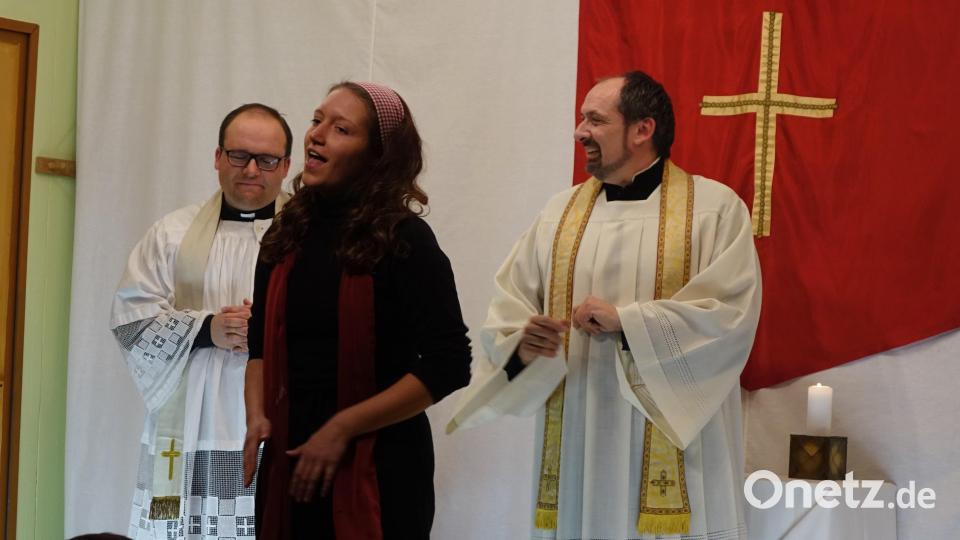 "Oh happy day" - Chorleiterin Monika (Julia Veitenhansl) zum Abschluß der Andacht. Bild: mmj