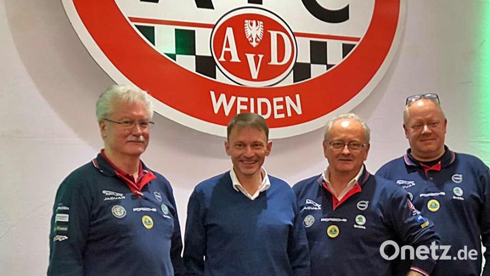 Auch Bürgermeister Jens Meyer war zu Gast auf dem Messestand des ATC und war von den ausgestellten Exponaten begeistert. Bild: R. Kreuzer