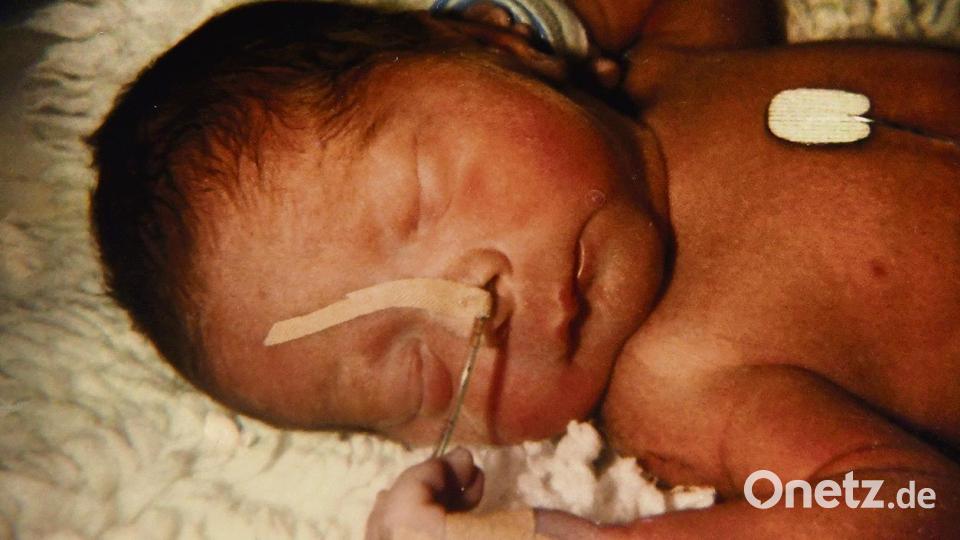Eines der ersten Fotos von Torben, der fast zwei Monate vor dem errechneten Geburtstermin auf die Welt kam. Bild: Petra Hartl
